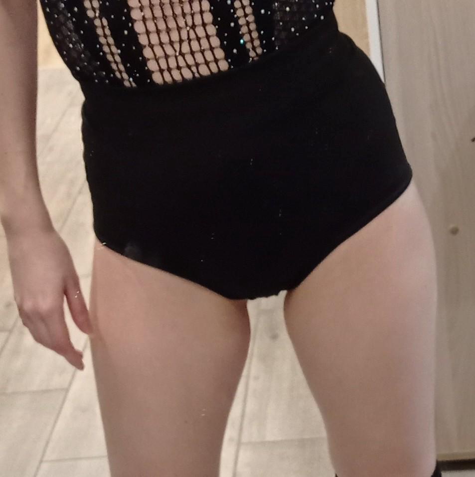 Классные шорты. Приятный материал, высокий пояс. На 42 р-р сели хорошо.