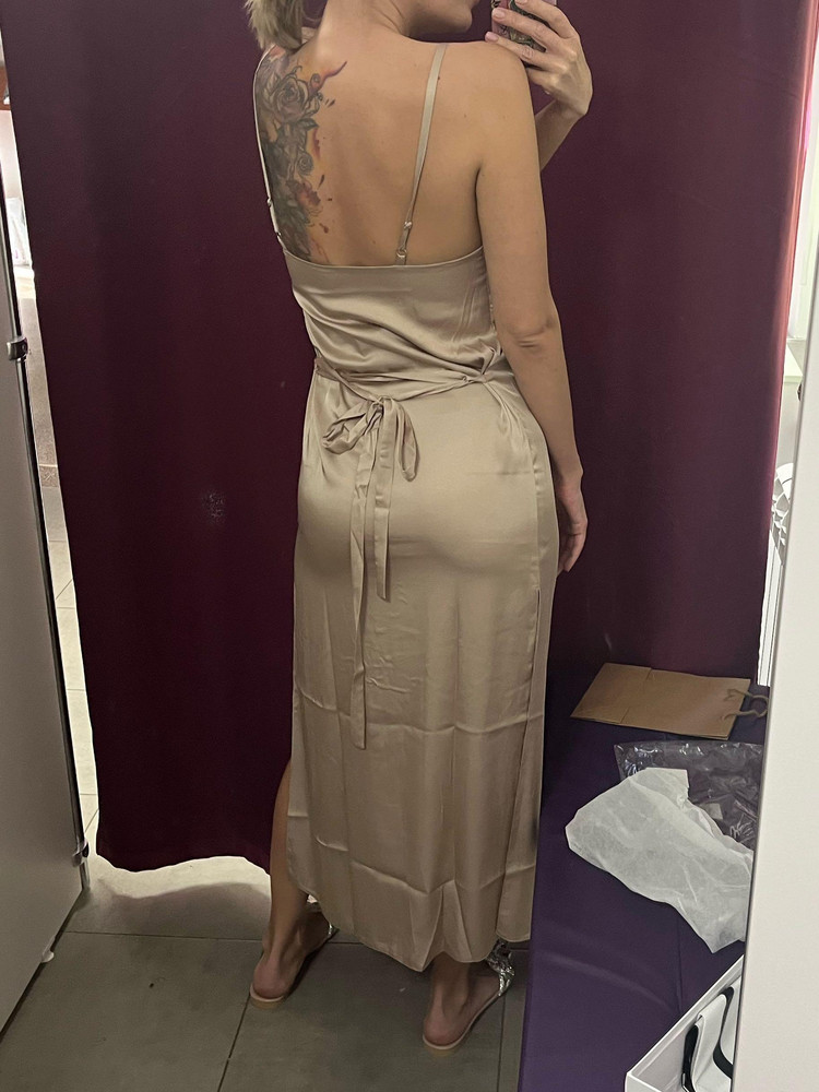 Минус за очень неприятный запах. При примерке думала о том, что платье очень классное, но тонкое как ночнушка, потом прочитала на этикетке, что это ночнушка😂 Ну в целом класс, очень красивое, не взяла из-за жирного живота😆