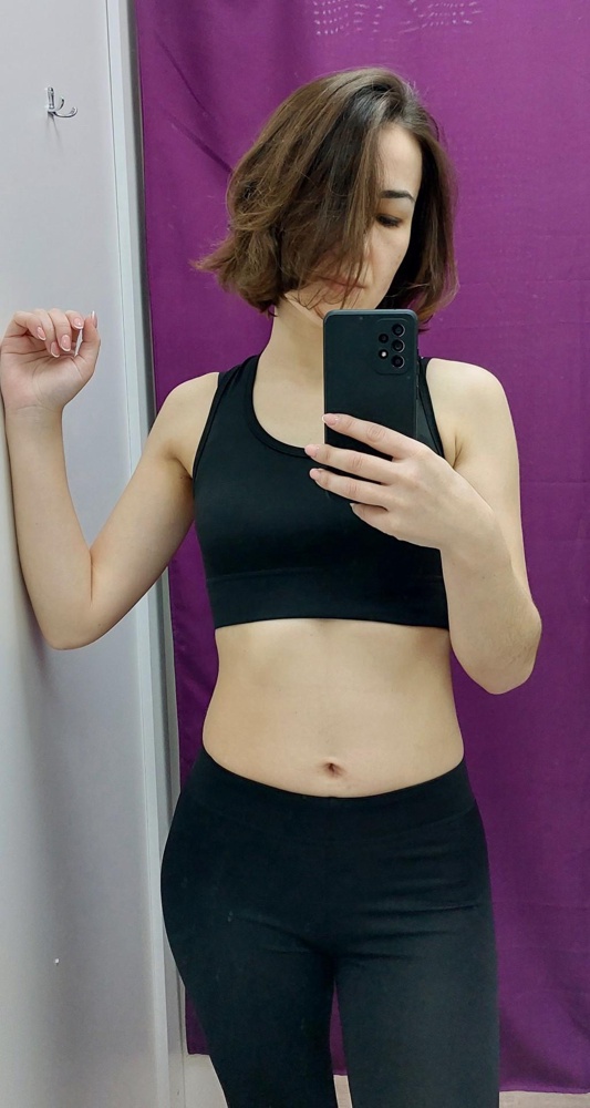 Топ сел отлично, лосины чуть туговато сели,посадка не высокая,ткань приятная, костюм пришёл в запаяном пакете, быстрая доставка.  Всё отлично