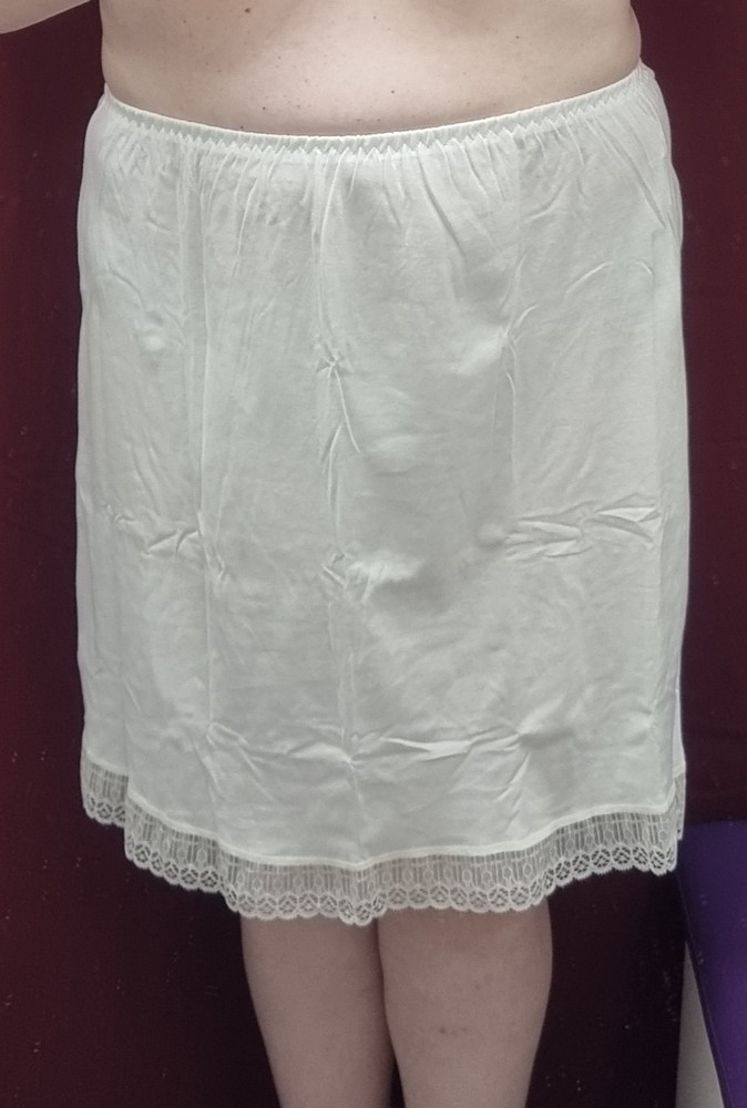 Взяла кремовый. Зря послушалась других отзывов. И купила на свой 50-52, 54й размер. Подъюбник не маломерит! Кто хочет как на фото товара, берите свой размер, может и чуть меньше. Мне он оказался широким, но оставила для широких просвечивающих платьев. Может потом ушью. На рост 177 длина скрывает колени. Ткань понравилась, трикотаж.