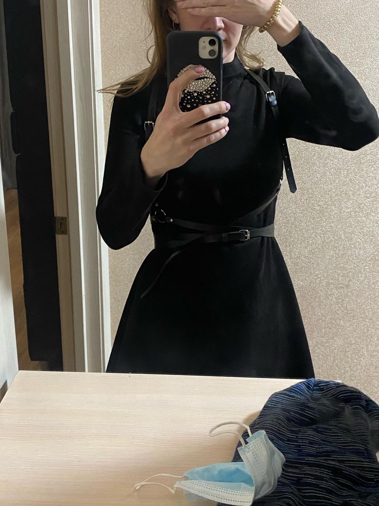 Девочки , рассказываю как ее собрать , нужно понять что на шее сзади кольцо и на пояснице кольцо , для этого нужно перед одеваете в собранном виде как будто рюкзак , разбирались минут 40, так что сразу не отказывайтесь 