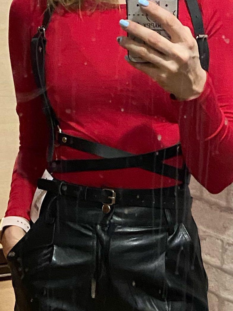 Взяла за 1347. Хорошее качество, на рост 165, ог 84, от 68 подходит, но для меня длинноваты ремни на плечах, хвостики мешают немного и стремятся вылезти. На первом фото видно справа. В целом довольна. Давно хотела. Подходит под многие платья, кофты, Рубашки, делая образ острее 🌶 