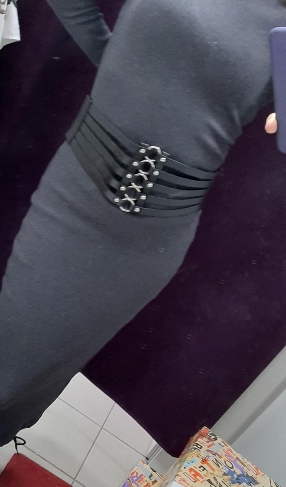 Пришел с браком: одна кнопка выдрана.Очень жаль: ждать пришлось долго!На 40/42 очень большой и никак его не уменьшить плавной регулировки нет!Сам пояс понравился-из многих широких выбрала этот!Но он оказался далеко не универсальным.Подойдет для дам с талией от 70 см и выше...Не на худеньких!Пришел в непрозрачном(почтовом) пакете,внутри был упакован еще в один прозрачный пакет!!!