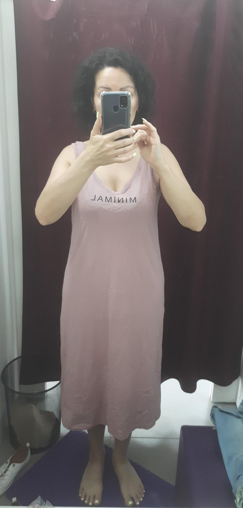 Платье хорошее. Тонкое. Своей цене соответствует. Ношу 46р, взяла 46. На мой взгляд, село идеально. Если грудь чуть больше 3го размера  может, будет  в обтяг, но не критично. 48р смотрится, как балахон. На бирке цвет бордовый и само платье больше бордовое  чем красное, как написано тут. Розовое тоже взяла 46р. Для сравнения фото бордового платья 46р и розовое 48р.