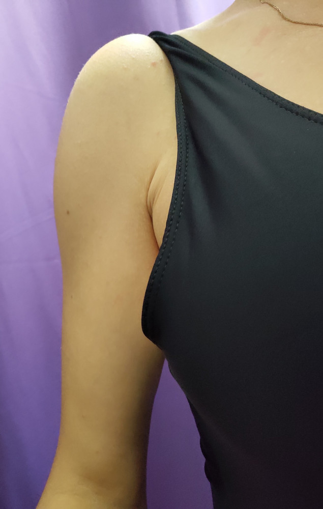 Сразу, как достала из пакета резкий неприятный (химозный) запах. Заказывала синий и черный. По качеству, черный показался тоньше. А во всем остальном одинаково, в попе велико, в груди свободно, при этом грудь еле запихнула. Видимо попа должна быть больше, а грудь шире)))