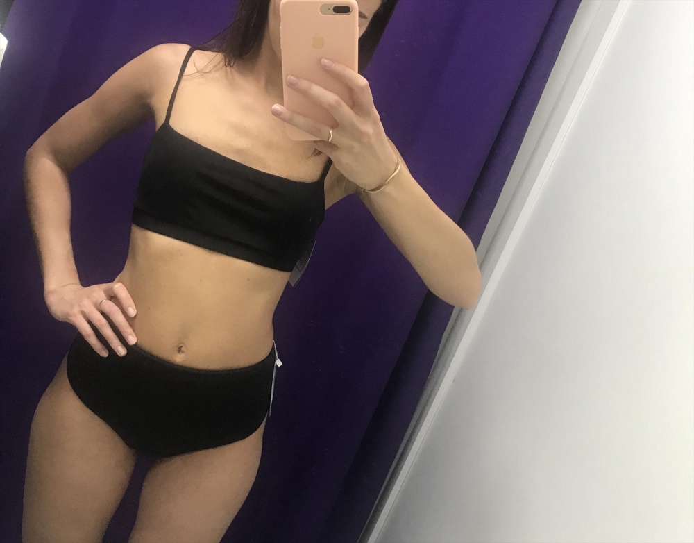 Заказывала топ и трусы, размер S, трусы мне не понравились как сидят, именно на мне))А так они хорошие.Топ я взяла, отлично подошёл на мою очень маленькую грудь,Хорошо,что есть вставки, хоть чуть чуть увеличивает😁 пришли в мешочке с бантиком😍