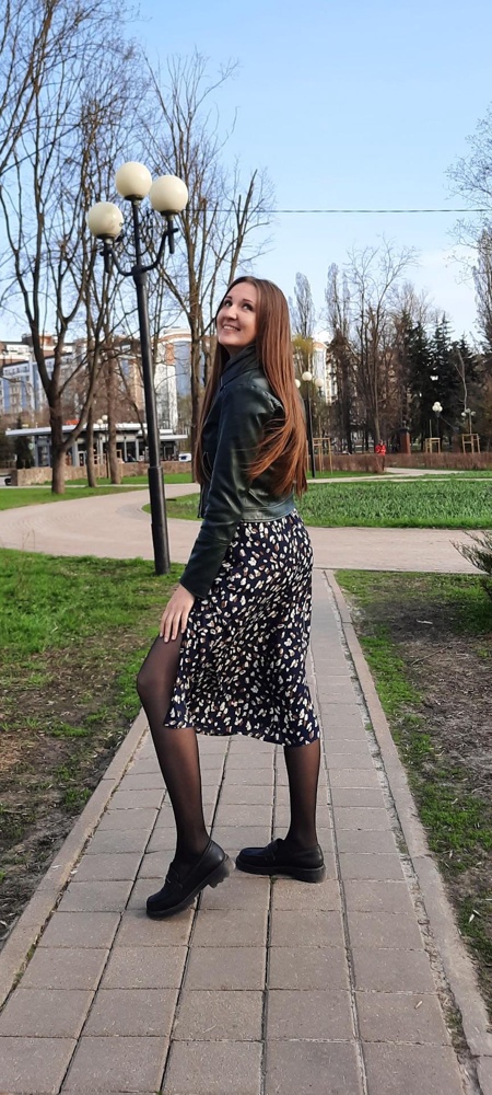 Обожаю это платье! Соотношение цены-качества превосходно. Оно лёгкое, женственное, сексуальное. Красиво сочетается как с классическими пиджаками, так и с кожанкой. Ненавязчивый стильный принт. Мне нравится!