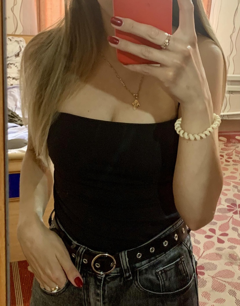 Топ удобный, но нужно брать на размер больше, есть чашки, что позволяет носиться без ливчика, удобный