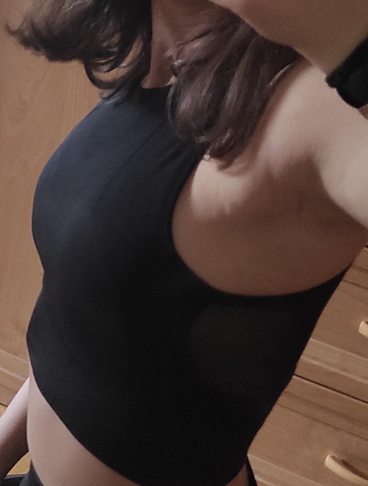 Топ  понравился , хороший , ткань приятная 
Хорошо держит грудь , размеру соответствует
Брала для спорт зала 

Единственный минус пришёл в каких то катышках , неприятно , но не критично