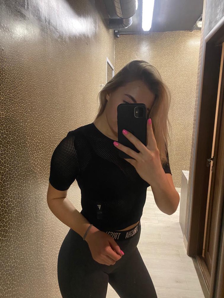 Супер футболка, а главное легкая! Взяла М , ношу обычно 44, чтобы не в обтяжку была) за такие деньги просто подарок)