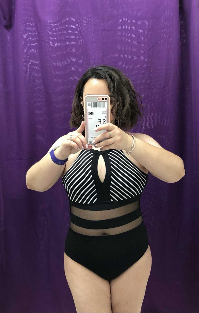 Хороший купальник, заказала 5 разных, выбрала его. Одевается легко, удобно, сидит хорошо. На размер 46-48, 1 размер груди и рост 150 подошел 42 размер производителя. 