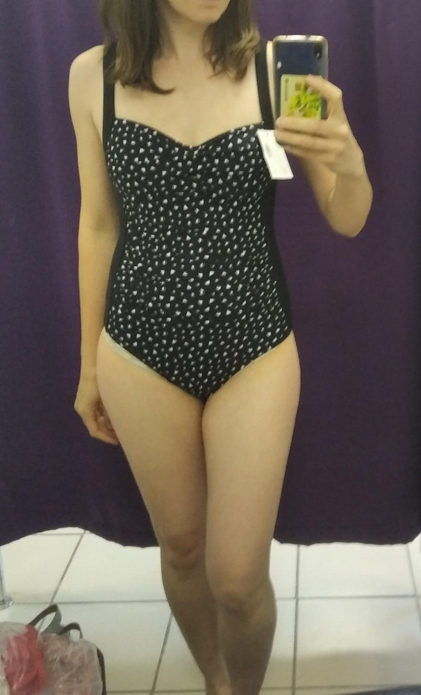 Все хорошо, купила 42 на рост 163 ог88, от68, об94.плотно сел, если грудь больше берите уже 44. Чашки не снимаются. Модель удачная. Без застёжек, скрывает живот, подчеркивает фигуру. Подешевел на 300 р уже только). В остальном только плюсы- аккуратен, удобен. Спасибо.