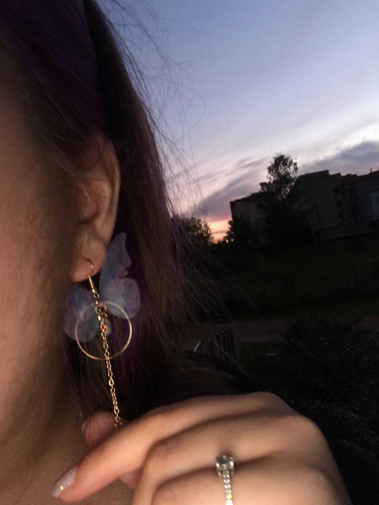 Честно сказать, я не ожидала, что бабочки тканевые, видимо я слепая. Приехали целые, очень симпатичные, но то, что это тряпочка, меня расстроила. С учетом того, что не хочу портить рейтинг, поставила 5, но так, под дождем будет на 3 из 5 