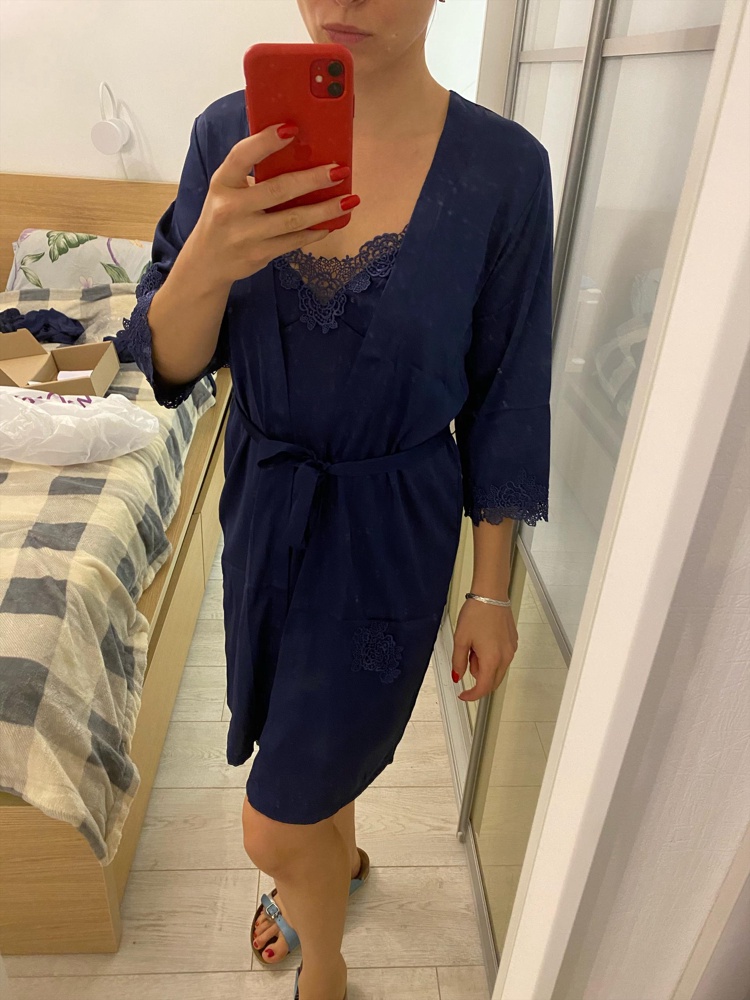 Хороший халат и сорочка, понравилось , что уже в комплекте)).  У других фирм брала отдельно и да дороже. Знаю, что покупателям нужны отзывы, сама по ним выбирала, поэтому отзыв оставлю) качество хорошее-претензий нет. Мои параметры 90-75-90 рост 164. Брала на себя  самый маленький 42-46 размер.Мне лично всегда не хватает, когда девочки не указывают свои параметры, потому что одних фото недостаточно, чтобы понять размер, какой брать ! Здесь размер подошёл .