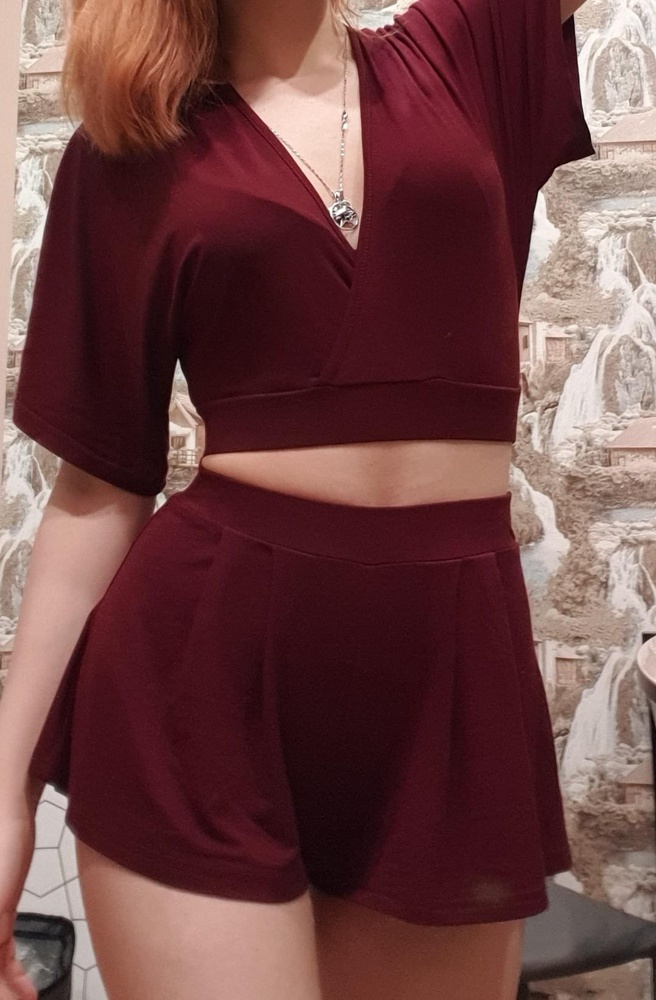 Пижама приятная к телу, сидит хорошо, очень женственная и нарядная, как на фото все. Единственный минус этой пижамы, что декольте очень глубокое и иногда это выходит боком)) но это легко исправимо. Размер точь в точь. Восторгаюсь от дизайна. Спасибо, что делаете такие шедевры 👍