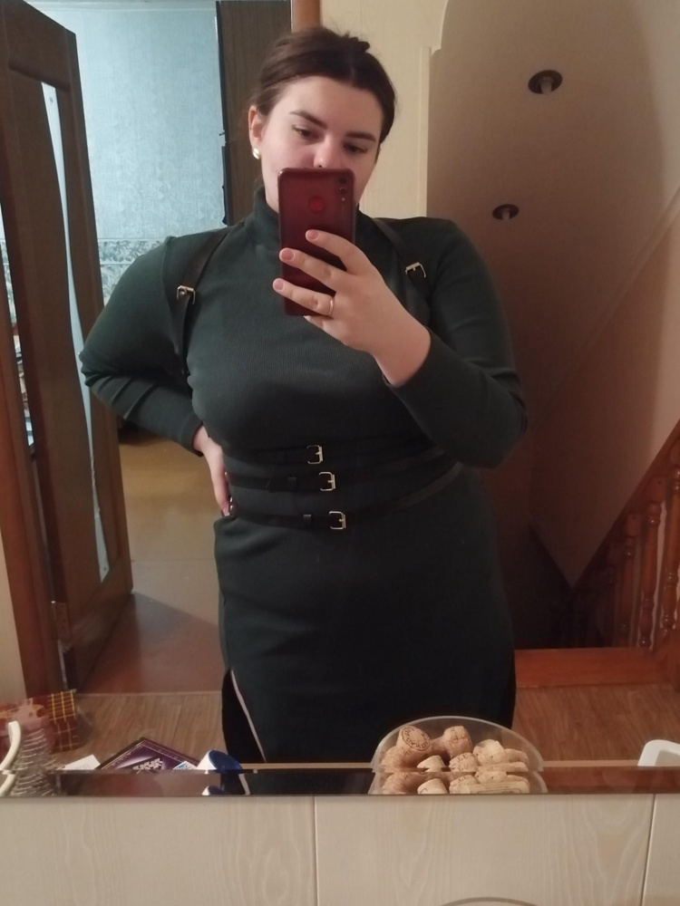 Мне портупея очень понравилась. Во-первых, она подошла на 54 р-р, что немаловажно. И большое спасибо производителю за то, что делают подобные вещи на немаленькие тела.
Во-вторых, она хорошо сделана. Портупея мягкая, без зацепок на материале, все отверстия в ремешках пробиты, фурнитура работает.
В-третьих, эффектно смотрится. Проходит время, когда кожаные ремни на теле к БДСМ-тематике относились, теперь такое можно носить днем и в общественных местах. Коллеги на работе оценили 👍🏻