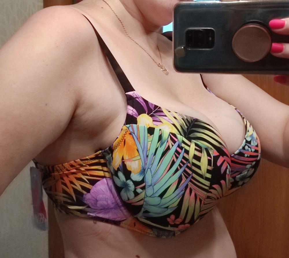 Бомбический купальник! Оооочень долго искала лиф на свою большую грудь. Держит отлично, не смотря на тонкие лямки, ничего не выпадывает. С размерной сеткой совпадает. Купила плавки в цвет, получилось вобще круто. Мои параметры ОГ 106 , ОПГ 86.