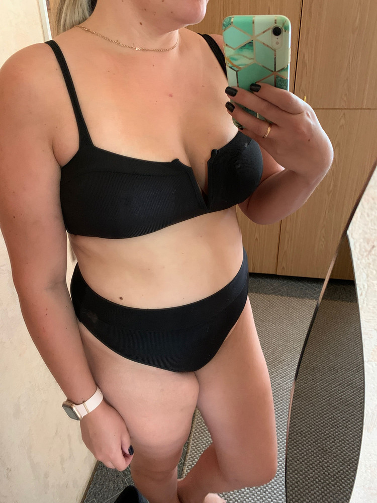 За такие деньги очень даже не плохо. Размер 48-50 сидит хорошо и лиф и плавки. Чашка есть, квадратная и из-за неё грудь сплющена, но не критично. На упругой будет смотреться лучше) Ткань тянется, прошит хорошо, нитки не торчат. Цене соответсвует !