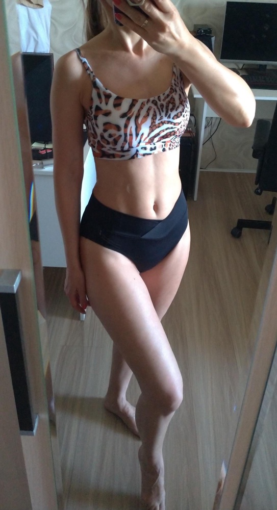 Великолепный лиф! Размер на мой российский 40 идеально подошёл. Ткань плотная, двойная, тянется хорошо. Пошив безупречный. Тонкие, но плотные вкладыши, через кармашки можно убрать. Упакован в пакет и плотную картонную коробку, защищает от заломов  Взяла за 1320 р. Закажу и плавки в комплект. Спасибо большое продавцу за такой качественный и красивый товар!