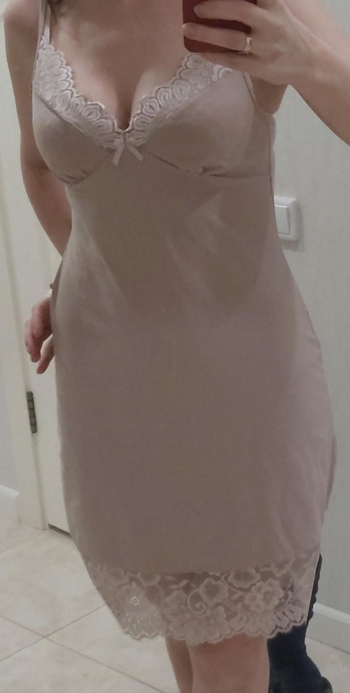 очень понравилась сорочка, качество отличное ничего нигде не торчит. одну взяла  бежевую 46 размера она посвободнее, и нежно розовая 44 облегает.