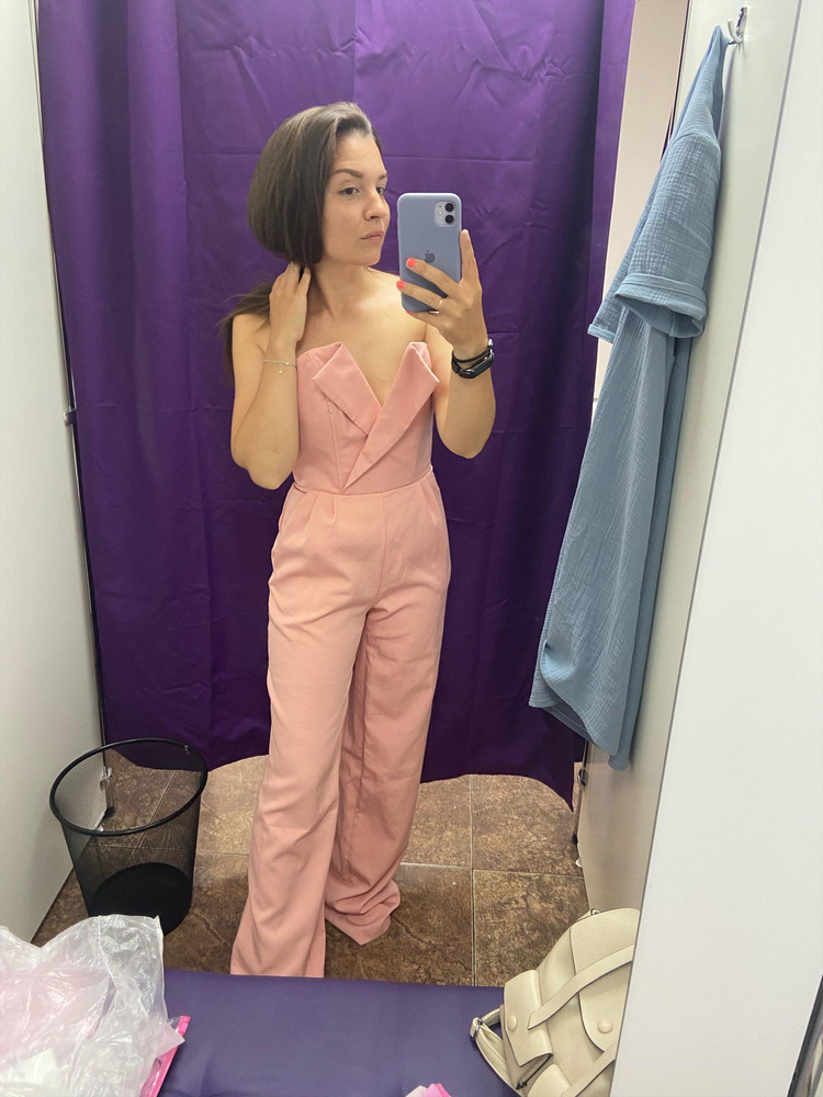 Заказал комбинезон ПУДРОВОГО цвета в двух размерах, но цветом пришли разные совершенно. Смотрите фото. Но мне понравился тот, который не заказывала 😂 как понять, какой он реально? Потому что на бирке - оба пудровый цвет. Заказала лиловый, вдруг такой же прийдет! По цветам никакому не соответствует. Он пастельно-фиолетовый. А так комбез бомба! Тоже замок не поддавался, как пишет девушка в комментариях выше, но мне сказали - потому что новый, ещё неразработанный, потом будет норм. 