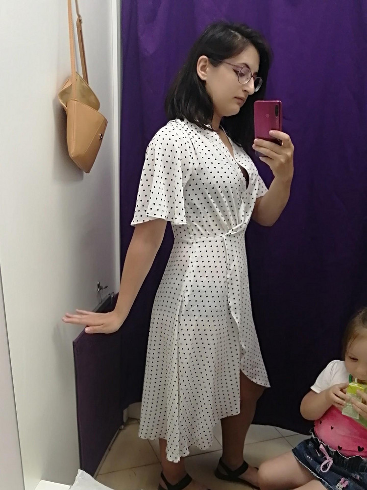 Классное платье, но выбрала другую модель. В груди тесновато.