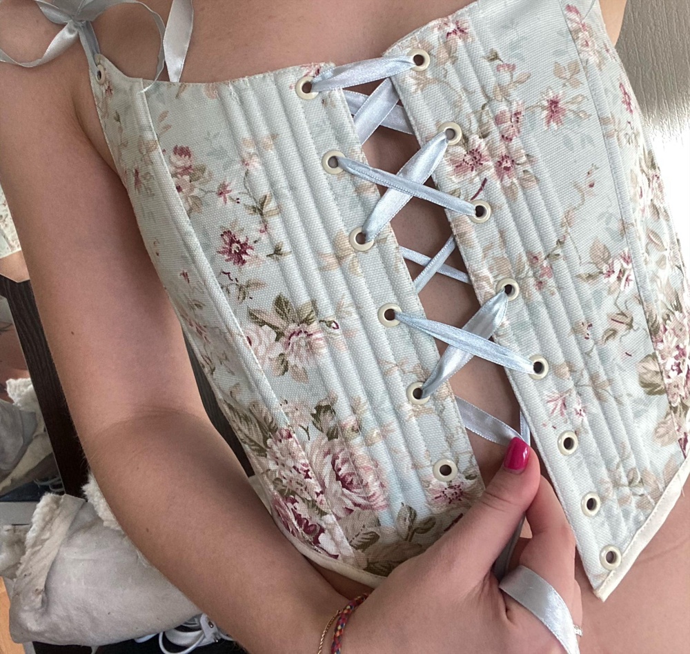 Долго ждала, да. Но он того стоил!!! Все в идеале, никто не носил до меня. По параметрам, ОГ 87 От 67. Корсет размера С в комфорте носить как я на фото завязала. Ксли хотите как на фото, ятобы сел - думаю xs надо. Я переживала за рост(163) что на талию не сядет. Но все ок’