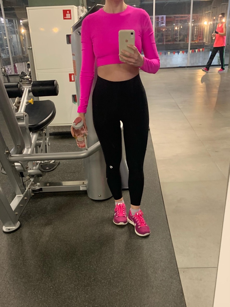 Отличный топ! Сначала присутствовал химический запах, но после нескольких стирок выветрился. Топ не растягивается, не красится, не задирается. Идёт размер в размер. Заказала ещё другого цвета. Спасибо!