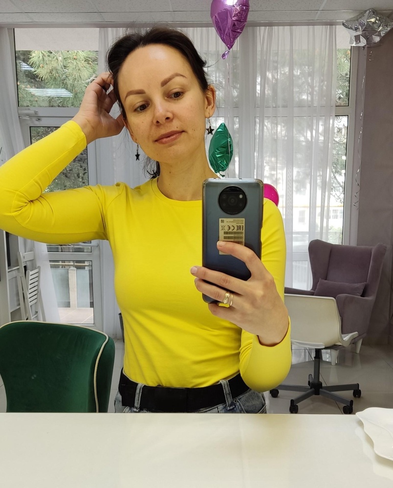 Классный лонгслив, можно было бы на размер больше, но не было. Взяла свой, движения не стесняет, просто в обтяг. Качество трикотажа отличное! И цвет очень вкусный)