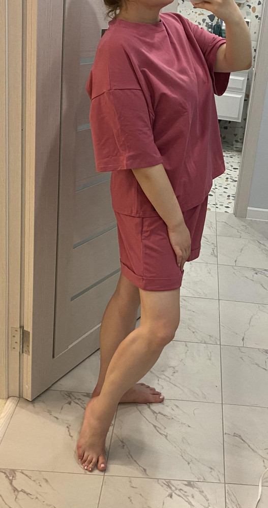 Качество у костюма отличное, посмотрим как поведёт себя после стирки. Ошиблась с размером, боялась что не будет оверсайз. Надо было брать меньше, чем взяла. Если бы забирала не я, то перезаказала бы на размер поменьше. Костюм правда не на жару, на лето 25 градусов отлично. Цвет показался темнее, чем на модели, но тоже красивый. 