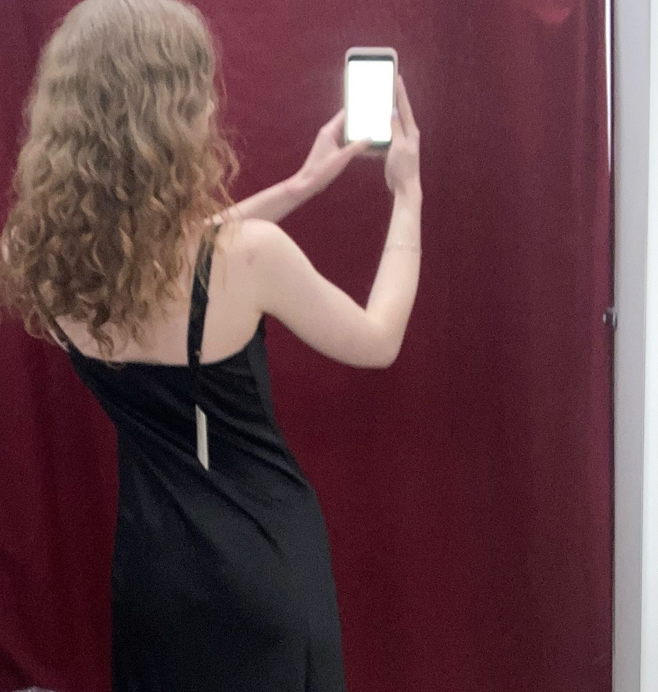 Платье и качество супер, верх не смутил, но резинка лишняя абсолютно, за это снимаю звезду. Закажу потом на осень под свитер.