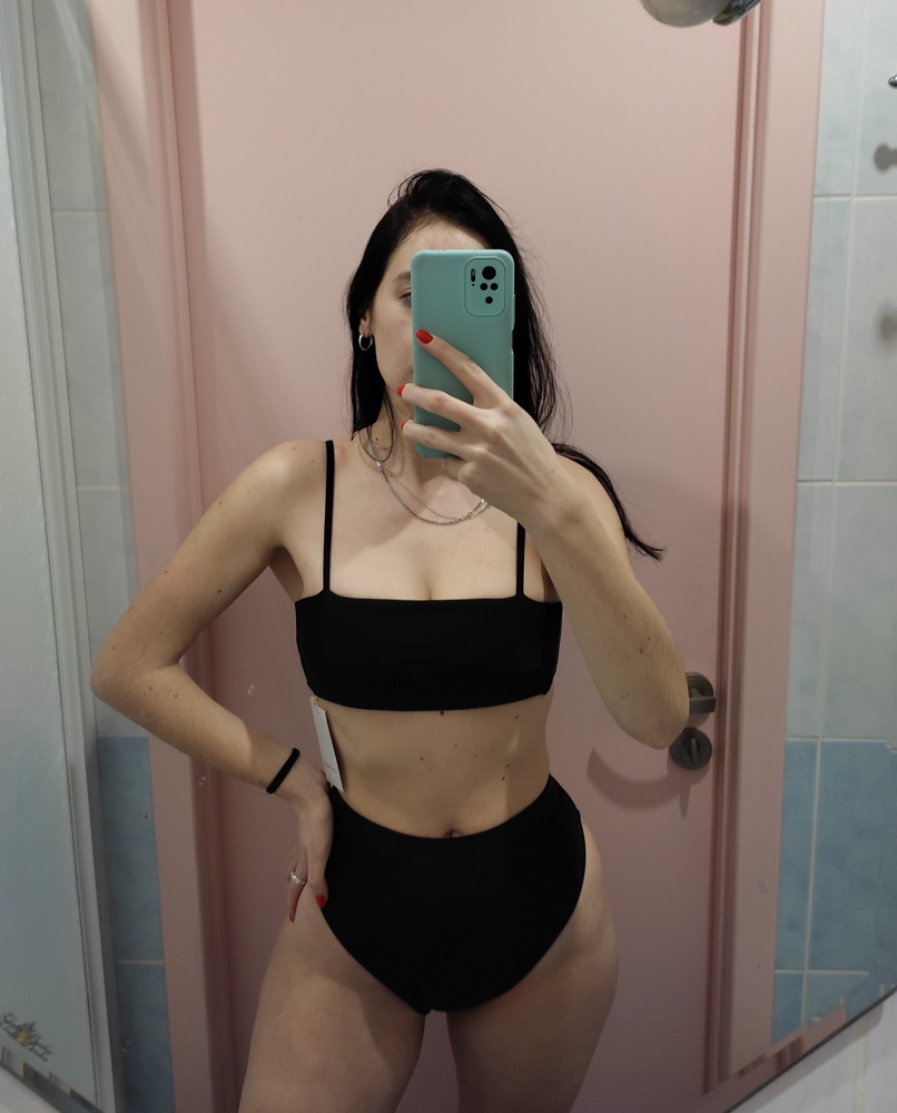 Лиф явно не для груди больше 3 размера, трусы кажутся огромными,но садятся интересно. Качество соответствует своей цене,довольно неплохо!