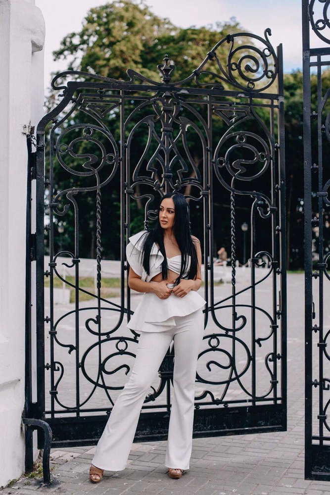 Суперский костюм!!! Восторг ) но подойдёт только на высоких девушек , с низким ростом получаются не те пропорции 