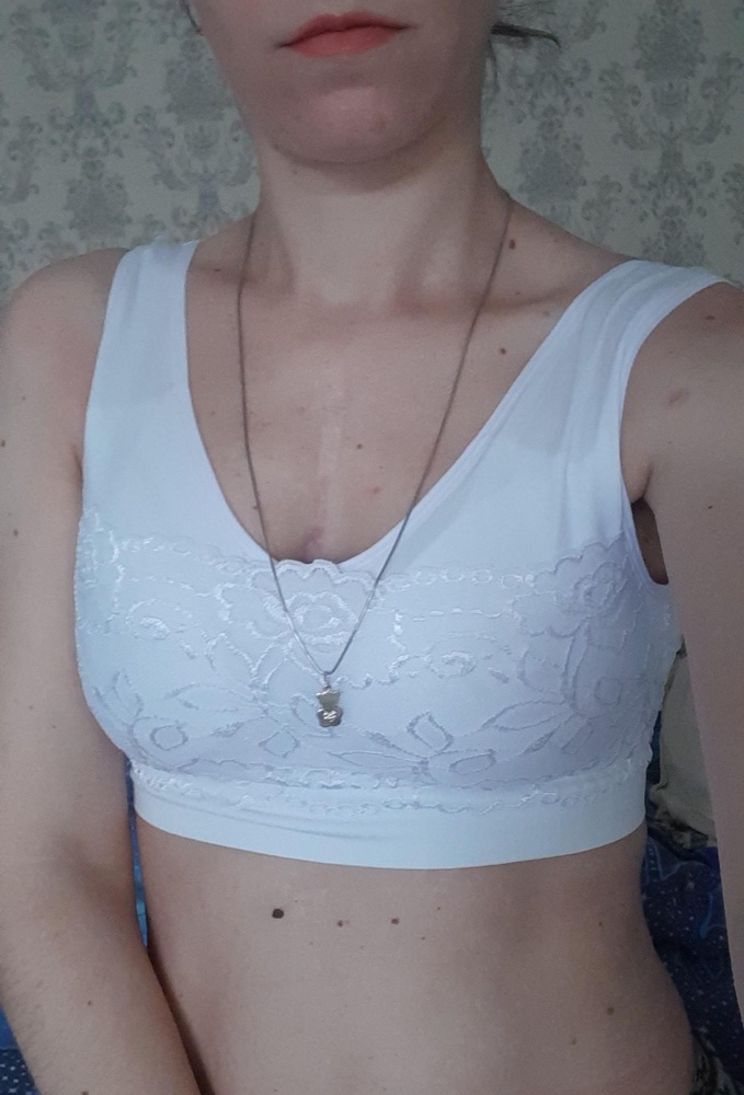 Мои параметры.  42-44 верх одежды 34В беру белье. Под грудью 75-по груди 88. Эти якобы 44-46. Максимум на 44 натянется. Сел на меня плотно под грудью и в самой груди. Чашки сплюснули меня всю. Лямки пузырём,  стремится вверх к ушам. Качество простой дешевый Китай. Размер маркировке М, видать китайская эмка на наш 42 не более. За 300р такое везде, а то и дороже до 500р видела в магазинах. Под рабочую одежду брала,  пару раз надену.