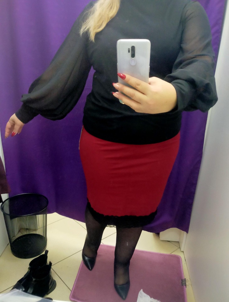 Водолазка из трикотажа плотнее чем футбольная ткань. Смотрится интересно. Для меня, единственно, длинновата. Что-то придется придумать. Возможно собрать в боковых швах в нижней части. Спасибо за интересные вещи.