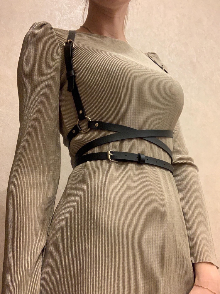 Просто офигенная портупея!!! Я даже не ожидала, что она так классно сядет)) 
Материал мягкий, приятный, никакого дискомфорта не доставляет.  Рекомендую!