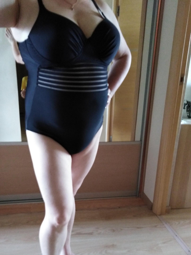 Купальник понравился. Заказывала 54 и 56 рр. На грудь 95d лучше сел 56 размер. Только вот хочу вместо завязок на спине пришить застежку, мне кажется так будет удобнее. Но это лично моё мнение. На рост 156 см нормально, можно отрегулировать брители.