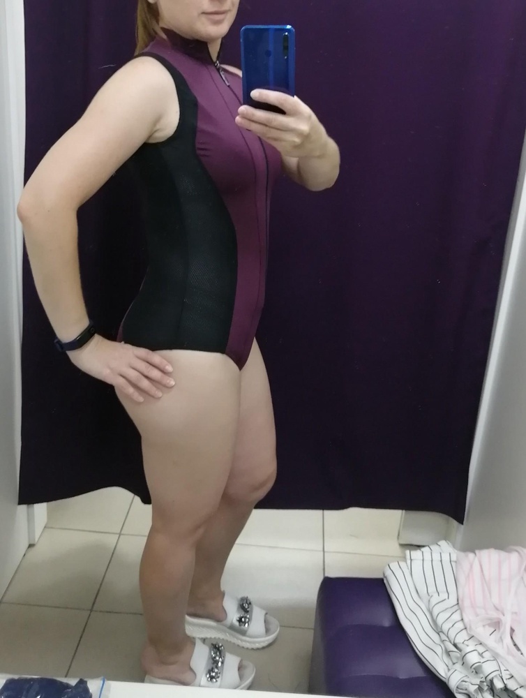 Не очень комфортная ткань, больше похож на обычное боди, чем на купальник. Молния, если до конца застегнуть, жмёт. Снизу нормально, даже как полушорты. 
Мне в нём неудобно. 
На фото s-ка на нашем 44-м.