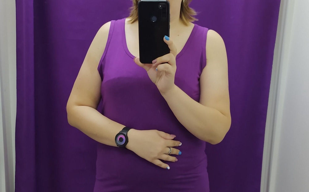 Цвет маечки очень понравился, такой и хотела. К телу тоже приятная, 100℅ хлопок и размер вроде мой, но в подмышках сильно большой вырез, ткань топорщится и бюстгалтер видно. Подойдет наверное тем, у кого грудь большая (как на модели на сайте). 
К сожалению отказ.