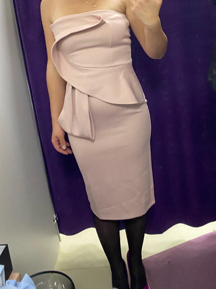 Платье красивое, вроде и село неплохо, но оно ужасно жаркое, я пока его примеряла вся покрылась потом, как в бане.