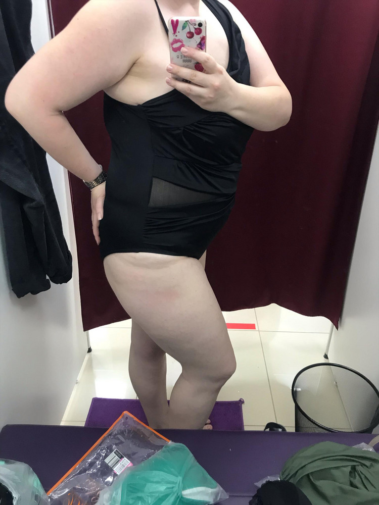 Классный купальник, прям то что хотела для своего объема 56р, скрывает все недостатки, особенно складки на спине, зрительно уменьшает фигуру, прям довольна очень, цена- качество🔥 и ещё нравиться- что его можно менять, убрать лямку с одной стороны, поэкспериментировать))