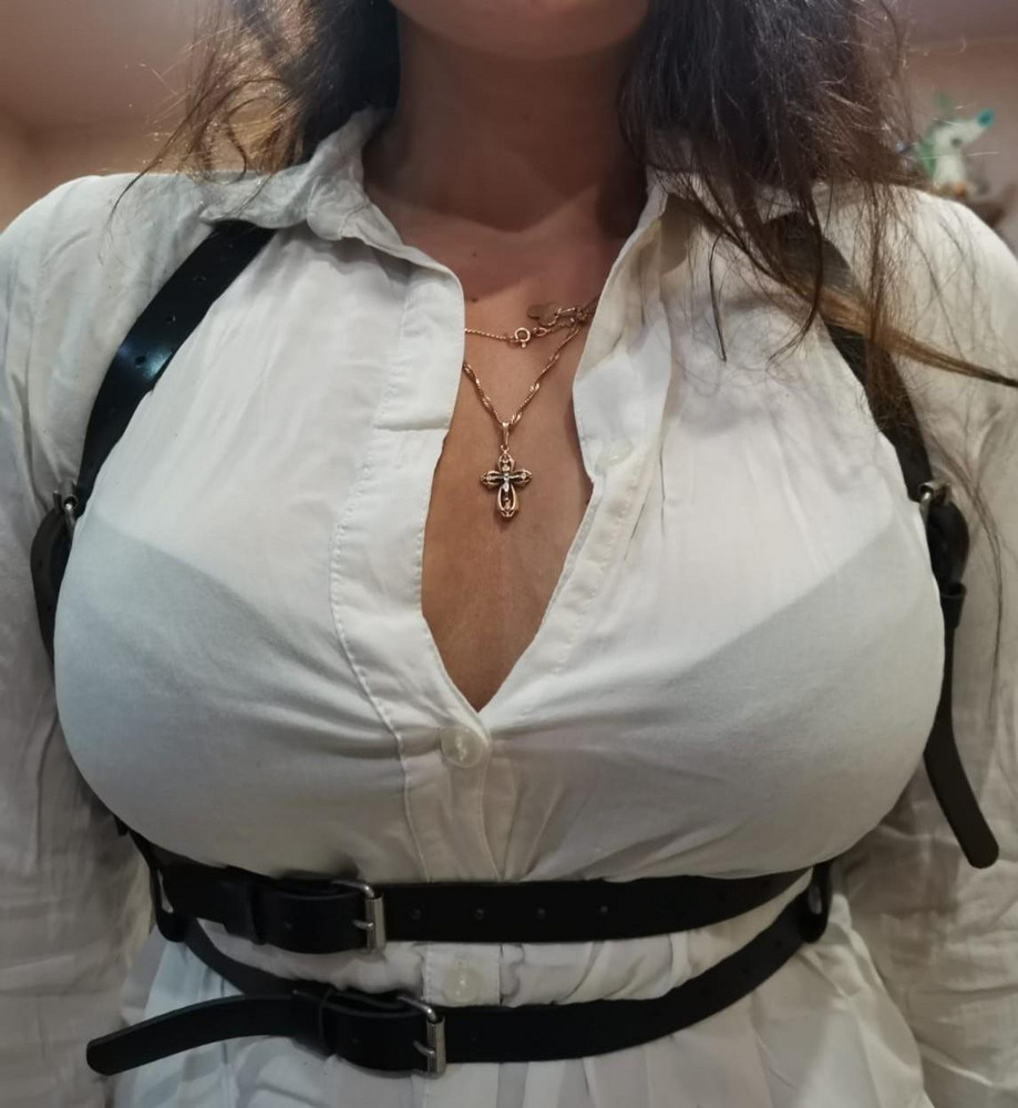 Потрясающая вещь! Очень качественная, по размеру регулируется, ремешки не трут и не доставляют никакого дискомфорта, очень аппетитно подчёркивают фигуру