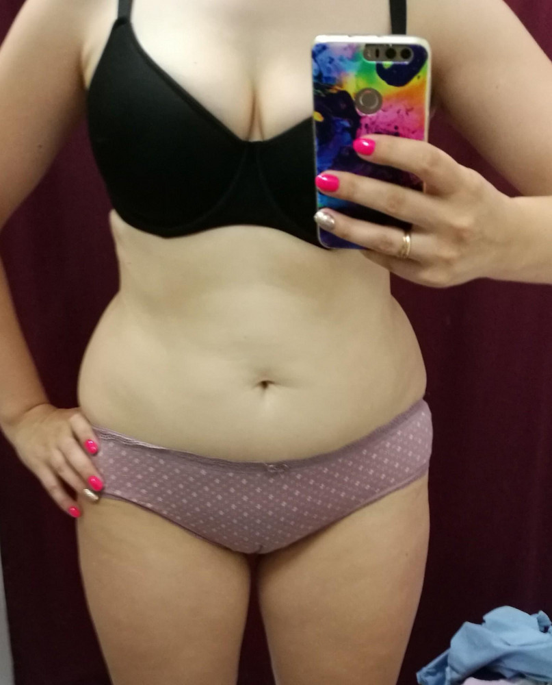 Очень нежный. Тоненький комбидресс. Цвет отличается от фото на сайте. Желтит в реальности. Впихнуться надо постараться. Но оно того стоит. Размер подошел на мой 48/рост 164см. Советую