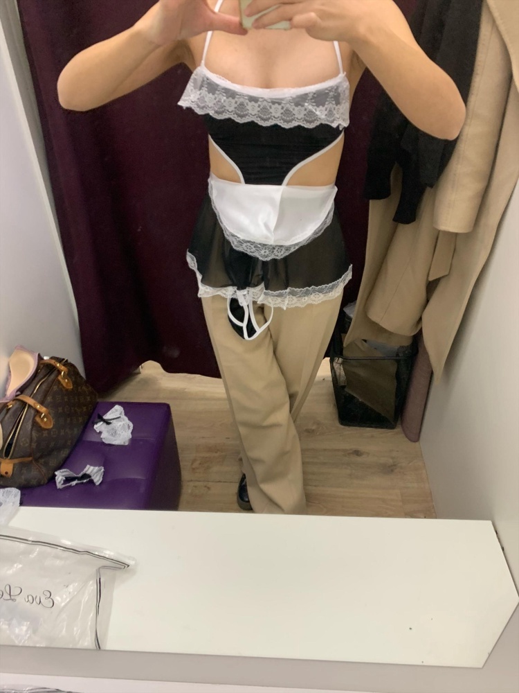 Костюм не советую к покупке, может и кому то пришёл нормально пошитый. Пришёл в прозрачном пакете, все части комплекта были вложены. Недовольна пошивом и размером , юбочка большого размера а вот боди подходящего s размера что я и заказывала. Рюши на боди топорщатся и их не исправить если только перешивать, на юбочке фартук вообще не понятно как пришивали и тоже никакая глажка не поможет.Прикладываю фото.