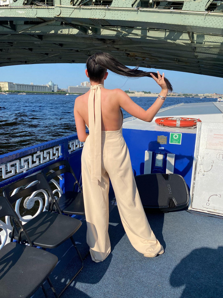 Роскошный комбинезон, длина идеальная, грудь не оголяется, красиво открыта спина, не просвечивается и не мнётся при ношении, очень довольна покупкой