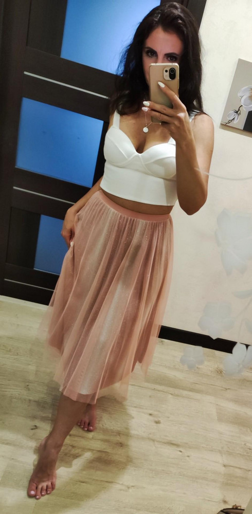 Неплохой топик за эти деньги. Ткань очень приятный трикотаж, тянется.  Пришел чистый и без брака. Единственный минус как по мне - грудь не очень хорошо держит. Рассчитан на небольшую грудь.  Забрала, так как в целом очень понравился.