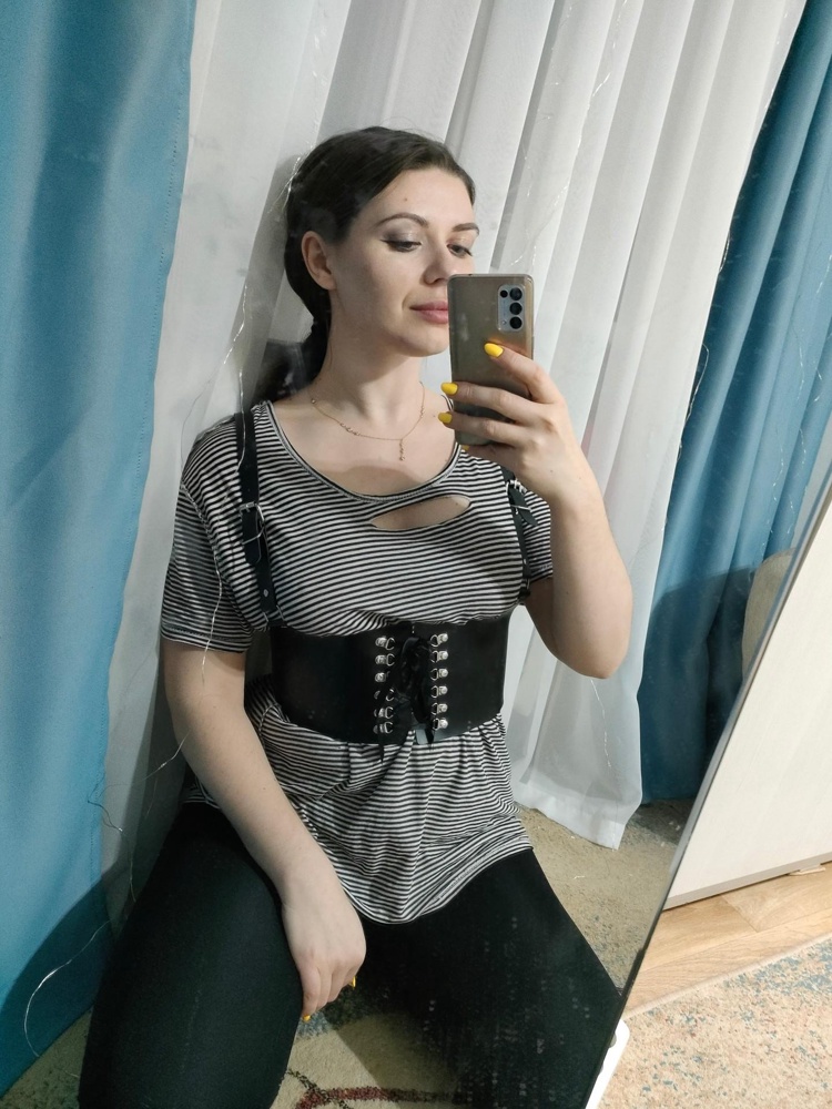 Если б можно было поставить 100 тыс звёзд, я бы это сделала! 
Очень красивая портупея, понравилась с первого взгляда. 
Очень удобна, подходит на талию 75,и на больше тоже подойдёт. 
Сзади на кнопках, спереди регулировка с помощью ленты. Кожа плотная, держит форму корсета, изнутри какой-то материал приклеен. Не красит одежду, это важно, потому что другая моя портупея окрасила белую рубашку 
Одновременно придает сексуальности образу, и строгости.
Спасибо всем, кто приложил усилия для изготовления и доставки, потому что это Любовь!