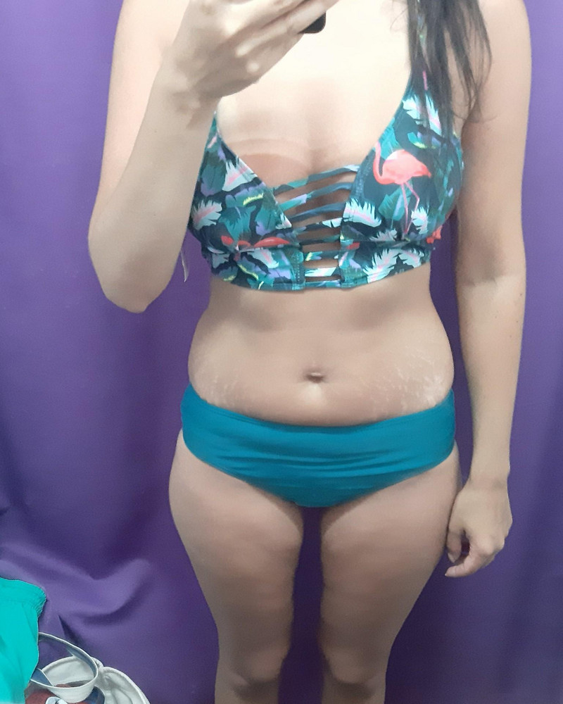 Лиф очень кривой. Мерила несколько купальников с таким верхом и у всех такая проблема. Трусики хорошие. Цвет топа бледнее чем на фото