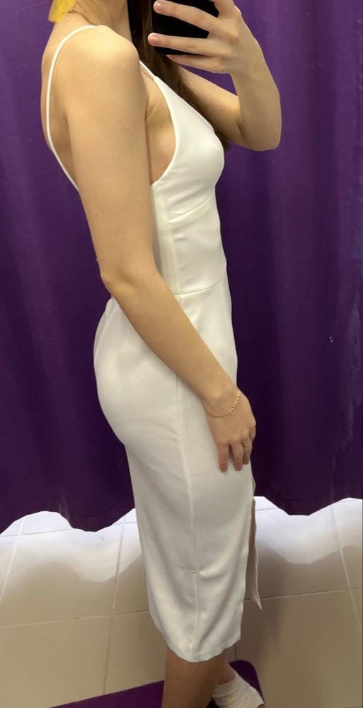 Хорошо сидит, молния закрывается полностью, пятен на платье не было. Немного отличается форма чашки груди, но думаю это поправимо если отпарить платье.