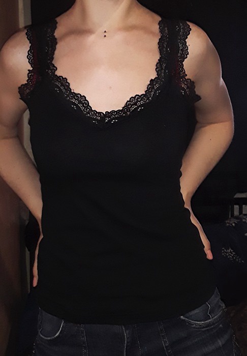 Именно то, что искала! Жаль, что нет других цветов (взяла бы бордовую, синюю). Хорошее качество и вид, ткань не "рубчик", гладкая и тонкая, но не хлипкая, для жаркой погоды. 